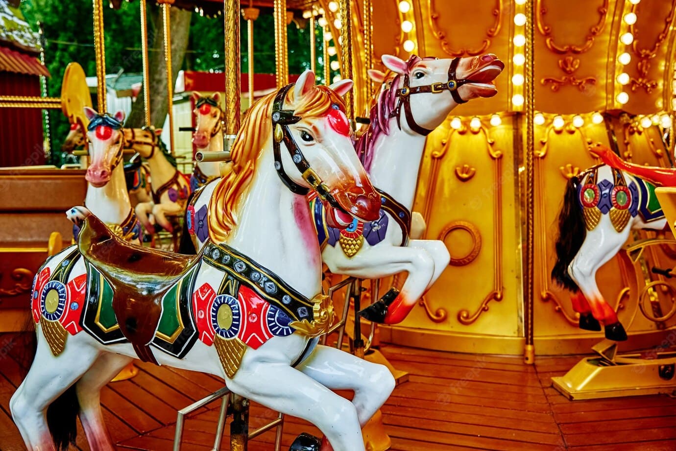 carrusel-coloridos-caballos-parque-atracciones-carrusel-caballo-atraccion-paseo-vintage-ninos_77190-8233